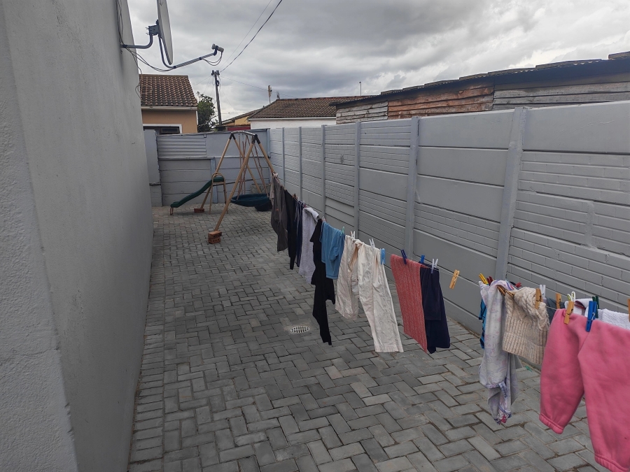 4 Bedroom Property for Sale in Gustrouw Western Cape